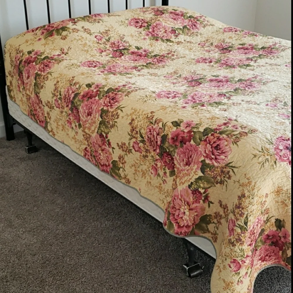 Elegant Floral Quilt Comforter with Pink and Green Design